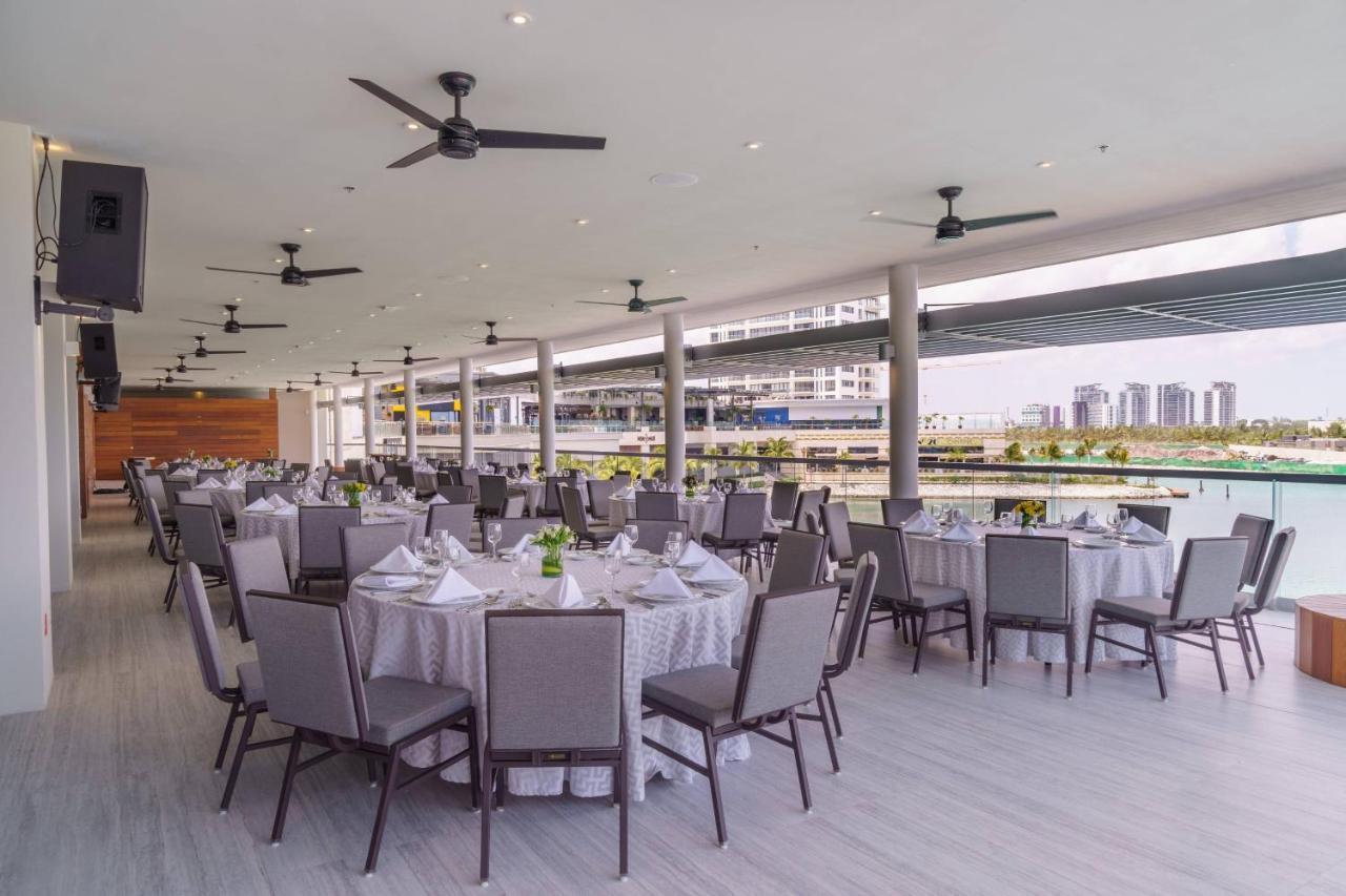 Renaissance Cancun Resort & Marina Екстер'єр фото The interior of the clubhouse